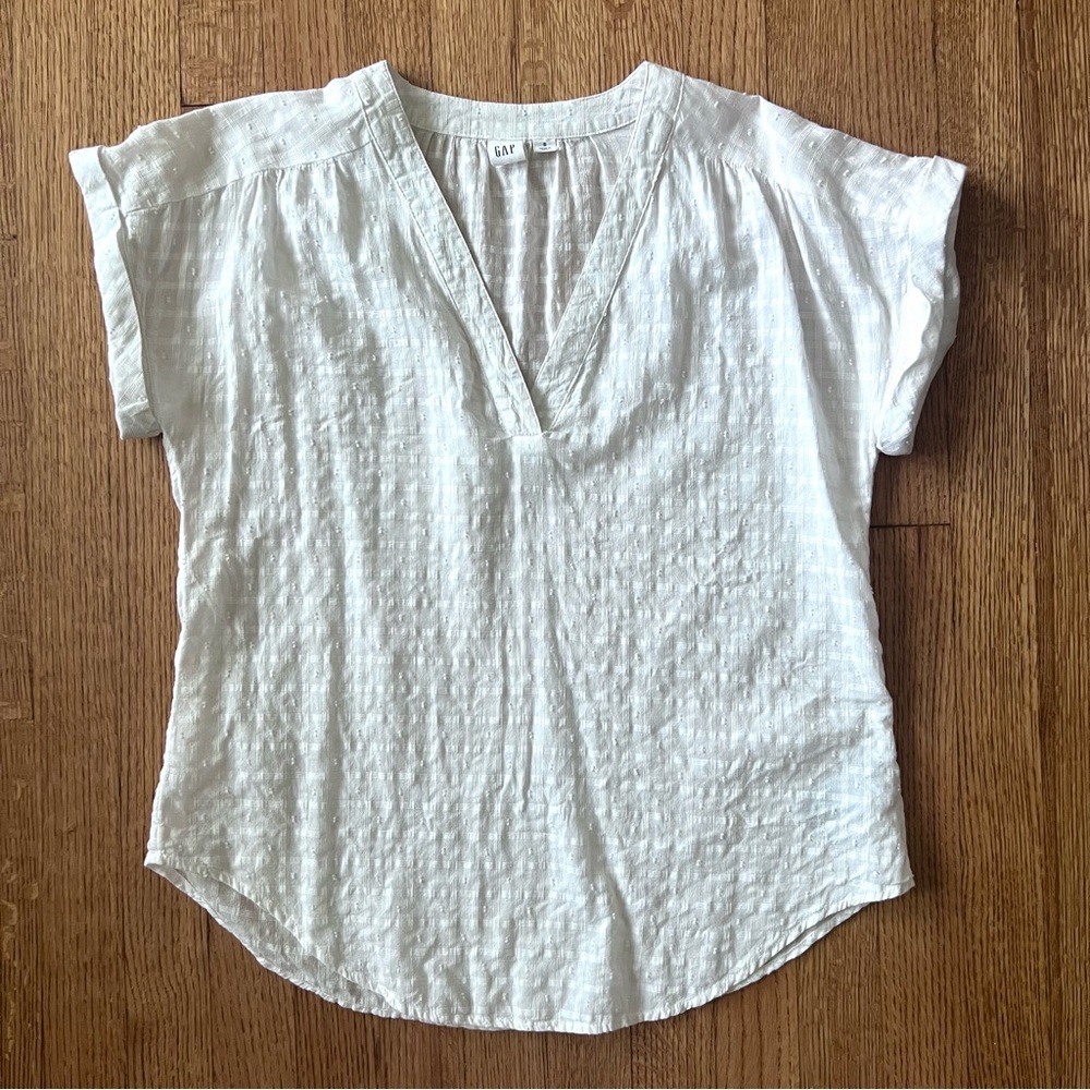 Gap textured white cotton v-neck with cuffed cap sleeves